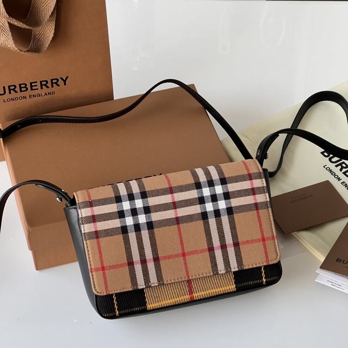 Burberry Tote Bag with stylish traits Beige 01A 3