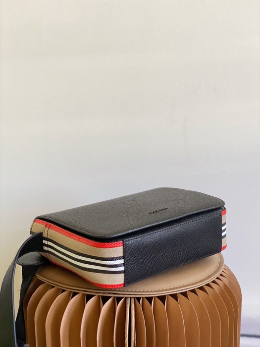 Burberry Tote bag with dual texture design Black 01A