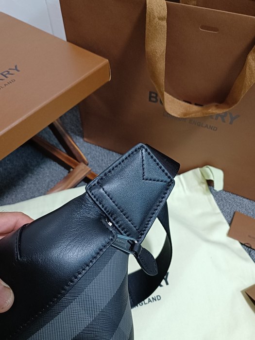 Burberry Tote bag with sleek design features Black 01A 2