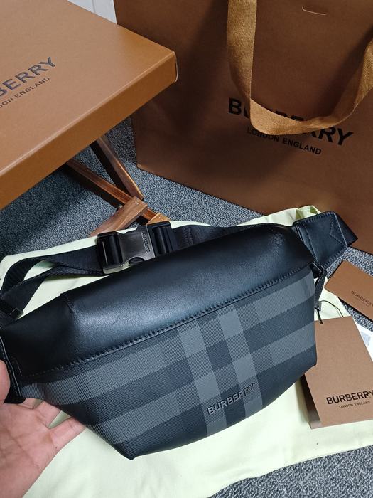 Burberry Tote bag with sleek design features Black 01A 2