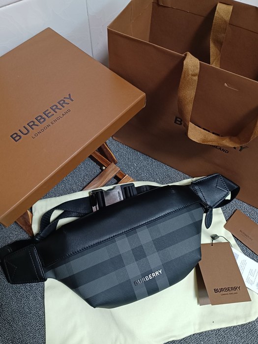 Burberry Tote bag with sleek design features Black 01A 2