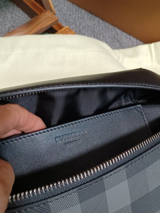 Burberry Tote bag with sleek design features Black 01A 2