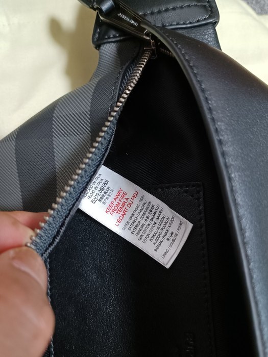 Burberry Tote bag with sleek design features Black 01A 2