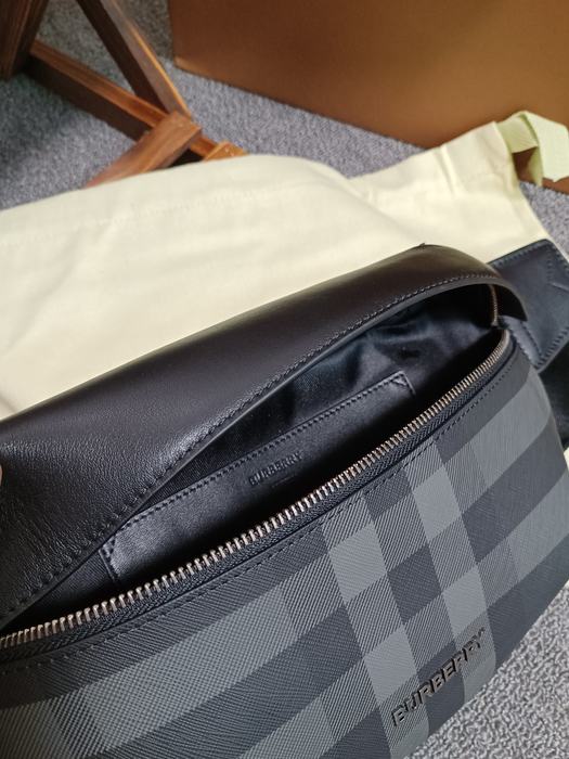 Burberry Tote bag with sleek design features Black 01A 2