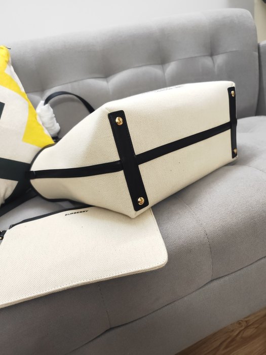 Burberry Tote bag with stylish characteristics Beige 01A