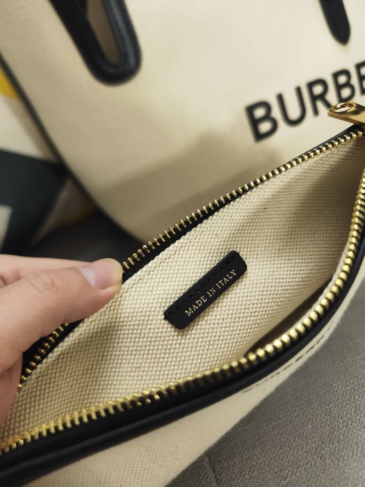 Burberry Tote bag with stylish characteristics Beige 01A