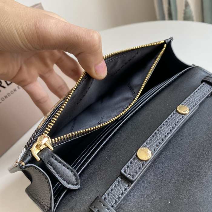 Burberry Tote bag with stylish features Black 01A 2