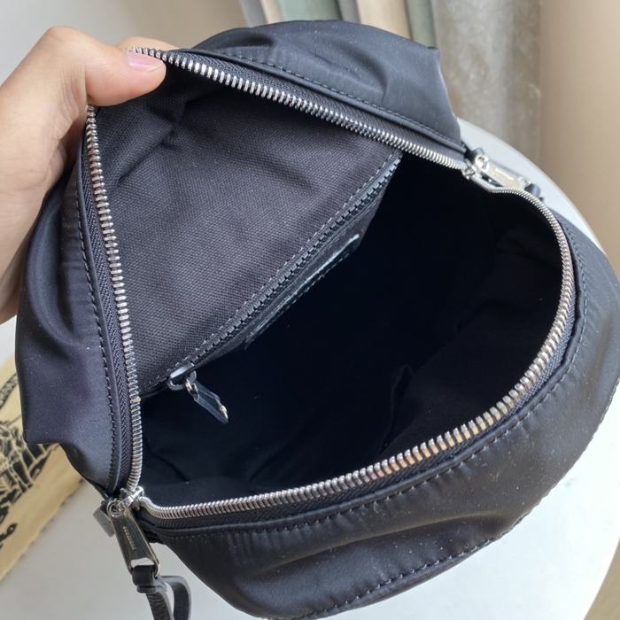 Burberry Tote bag with stylish features Black 01A 6