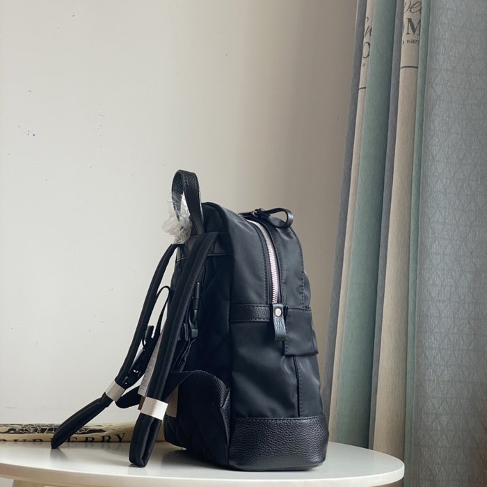 Burberry Tote bag with stylish features Black 01A 6