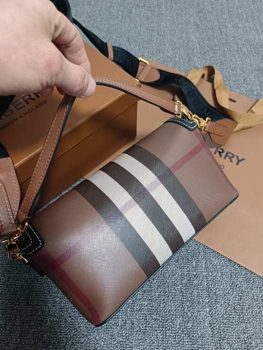 Burberry Tote bag with stylish features Brown 01A 2