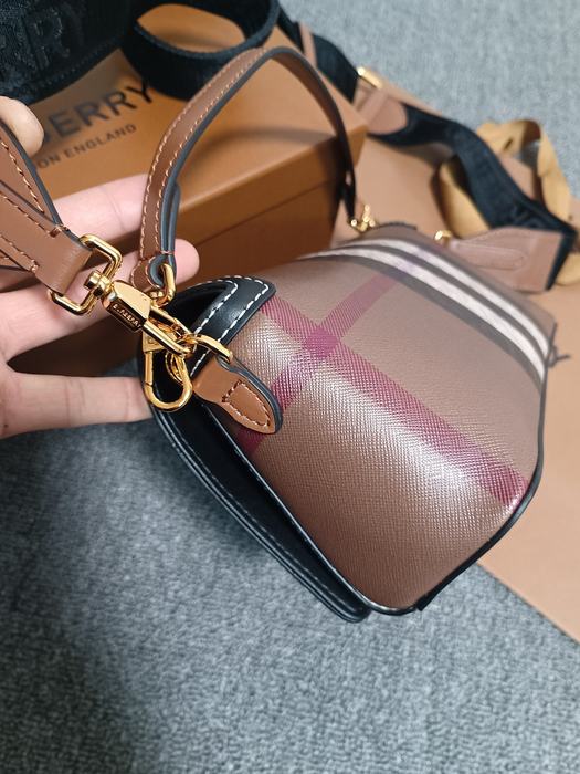 Burberry Tote bag with stylish features Brown 01A 2