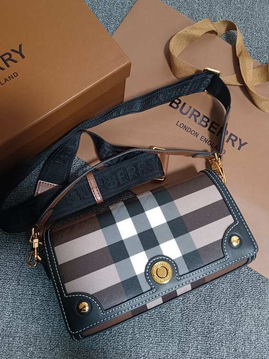 Burberry Tote bag with stylish features Brown 01A 2