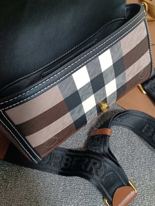 Burberry Tote bag with stylish features Brown 01A 2