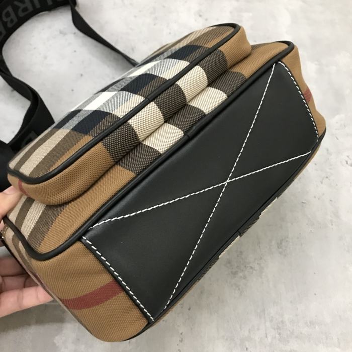 Burberry Tote bag with stylish features Brown 01A 3