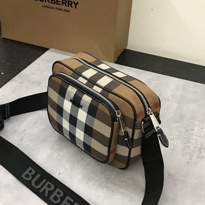 Burberry Tote bag with stylish features Brown 01A 3