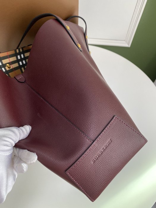 Burberry Tote bag with stylish features Burgundy 01A 2