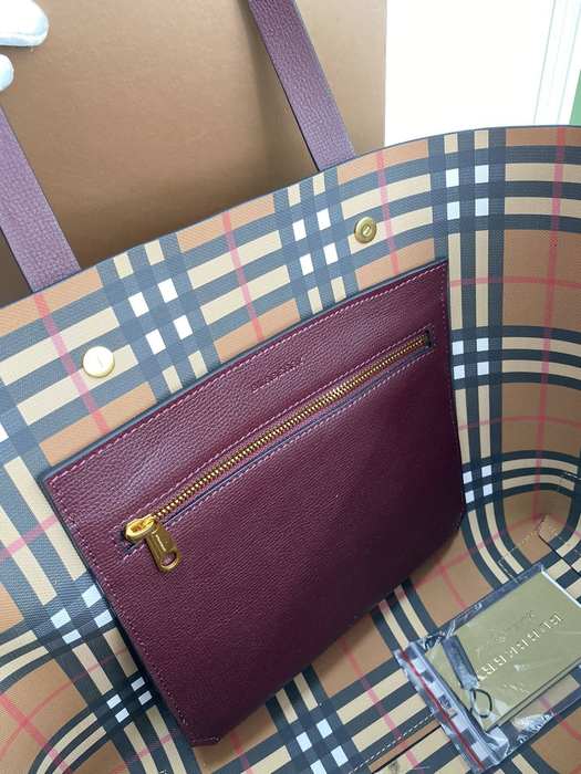 Burberry Tote bag with stylish features Burgundy 01A 2