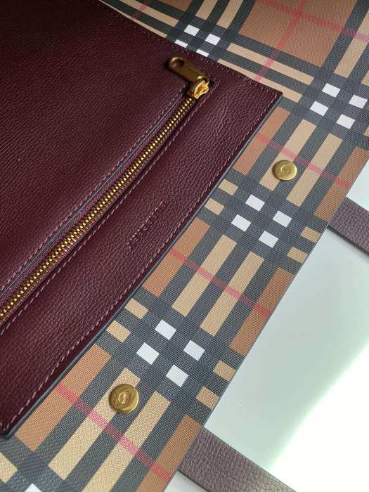 Burberry Tote bag with stylish features Burgundy 01A 2