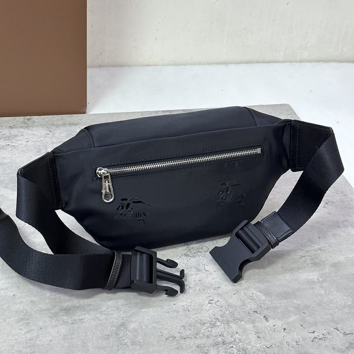 Burberry Tote bag with stylish traits Black 01A 2