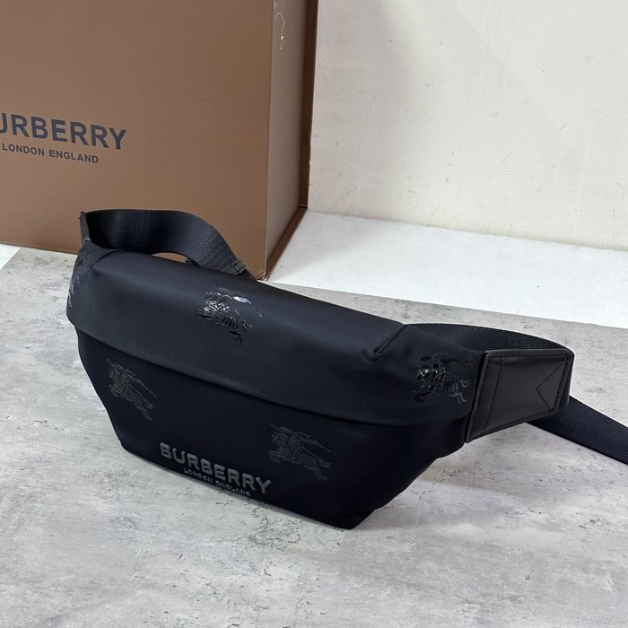 Burberry Tote bag with stylish traits Black 01A 2