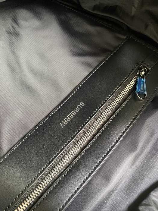 Burberry Tote bag with stylish traits Black 01A 3