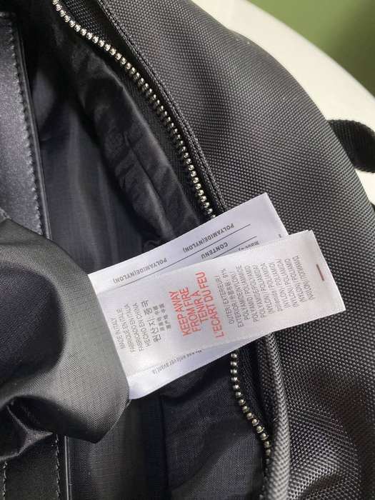 Burberry Tote bag with stylish traits Black 01A 3