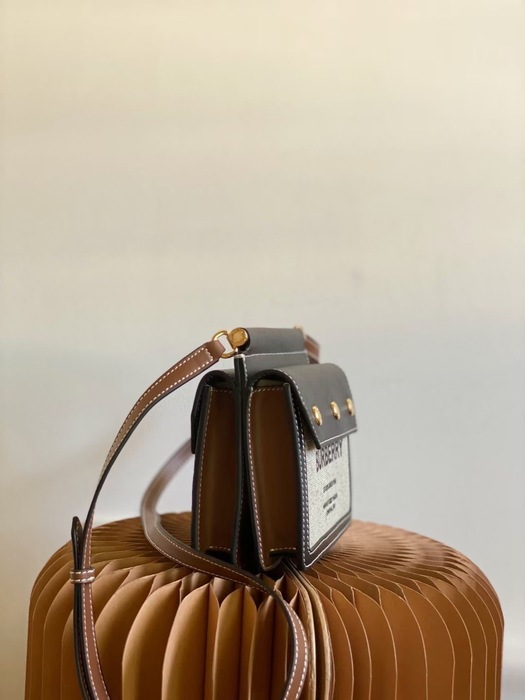 Burberry Tote bag with stylish traits Black 01A