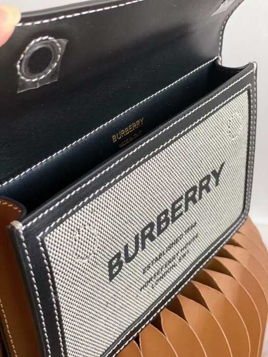 Burberry Tote bag with stylish traits Black 01A