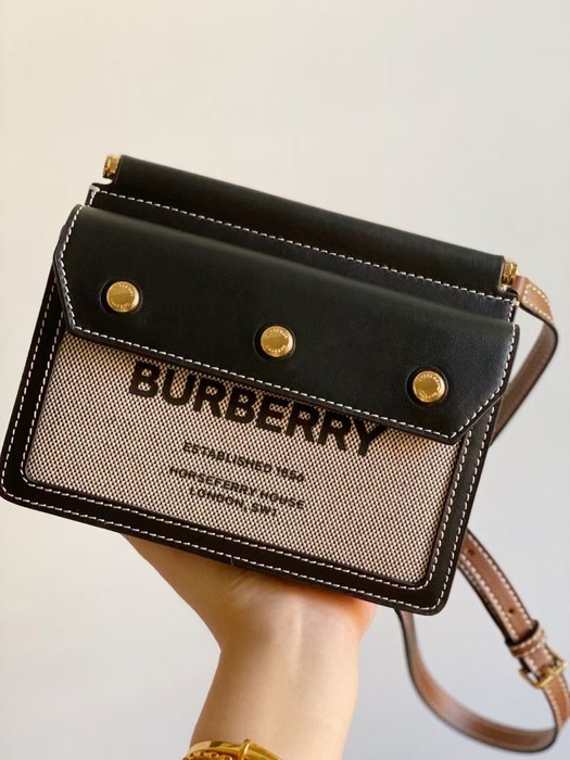 Burberry Tote bag with stylish traits Black 01A