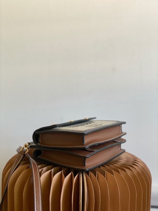 Burberry Tote bag with stylish traits Black 01A