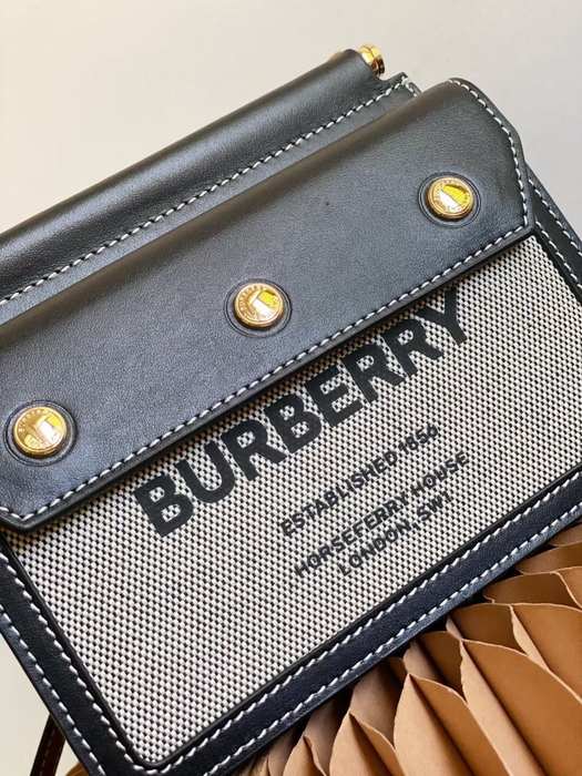 Burberry Tote bag with stylish traits Black 01A