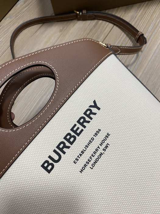 Burberry Tote bag with stylish traits Brown 01A 2