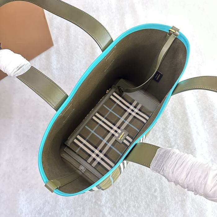 Burberry Tote with pattern and handle features Green 01A