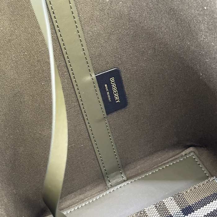 Burberry Tote with pattern and handle features Green 01A