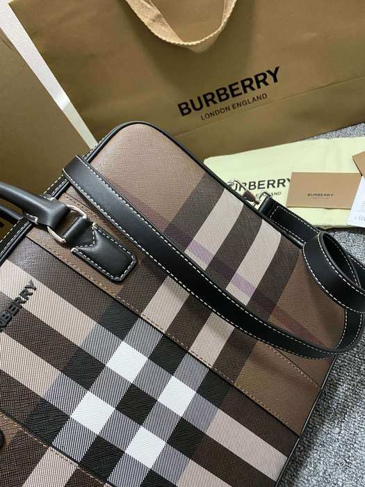 Burberry Tote with structured design Brown 01A