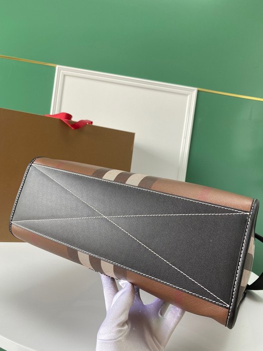 Burberry Tote with structured design traits Brown 01A