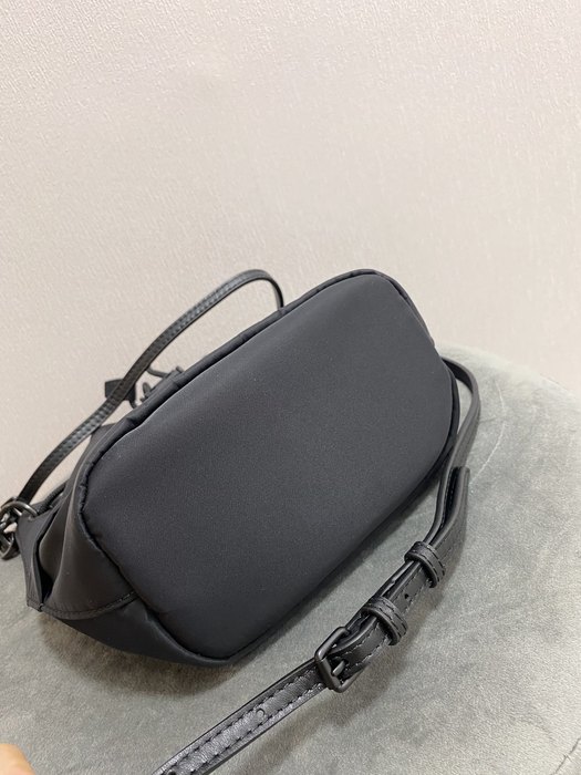 Burberry Tote with stylish features Beige 01A