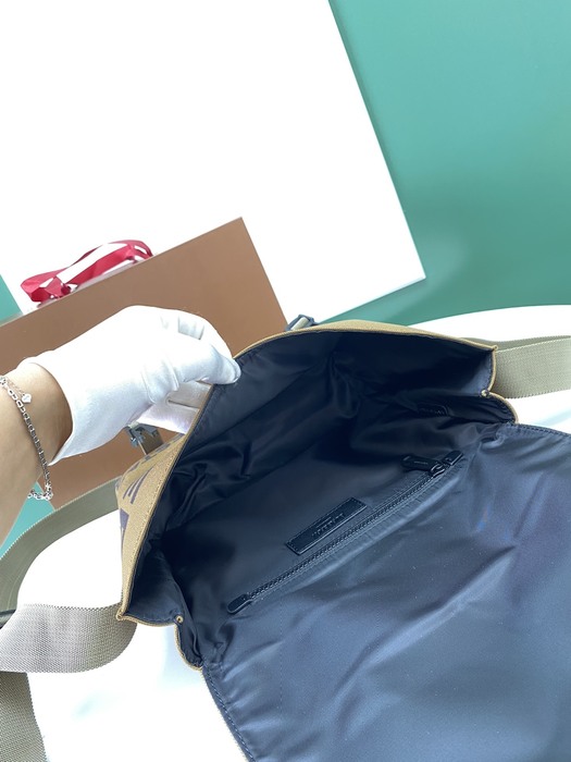 Burberry Tote with stylish features Black 01A