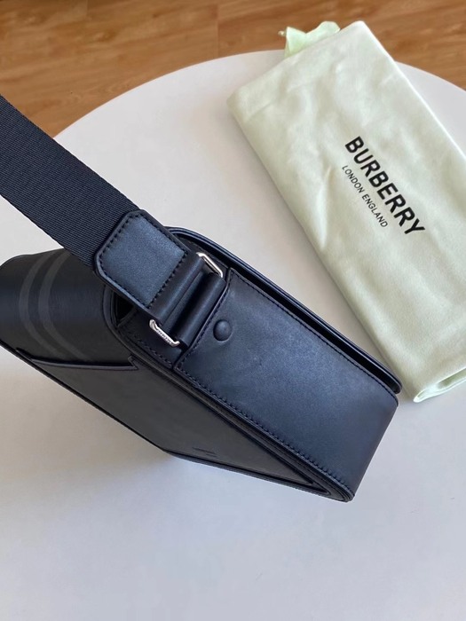 Burberry Tote with stylish traits Brown 01A 2