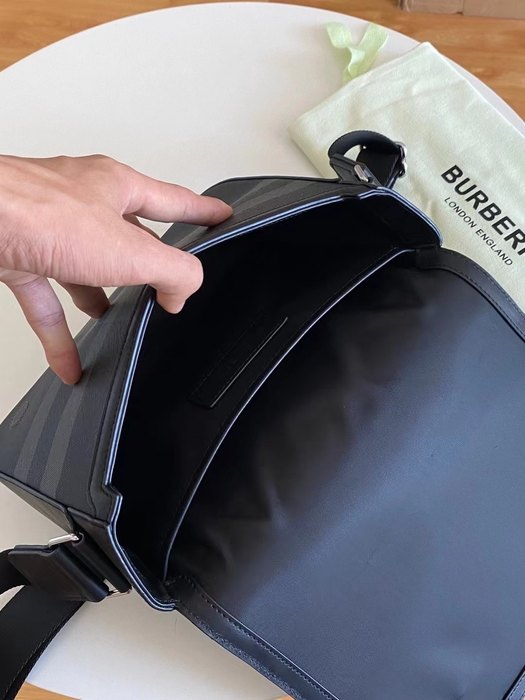 Burberry Tote with stylish traits Brown 01A 2