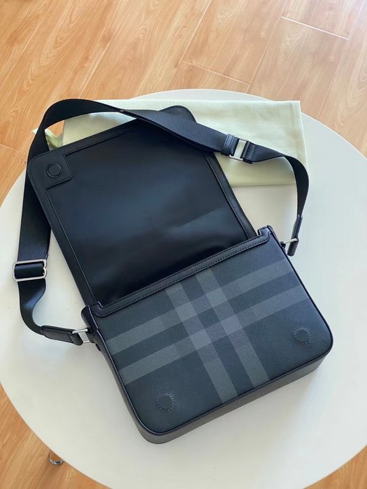 Burberry Tote with stylish traits Brown 01A 2