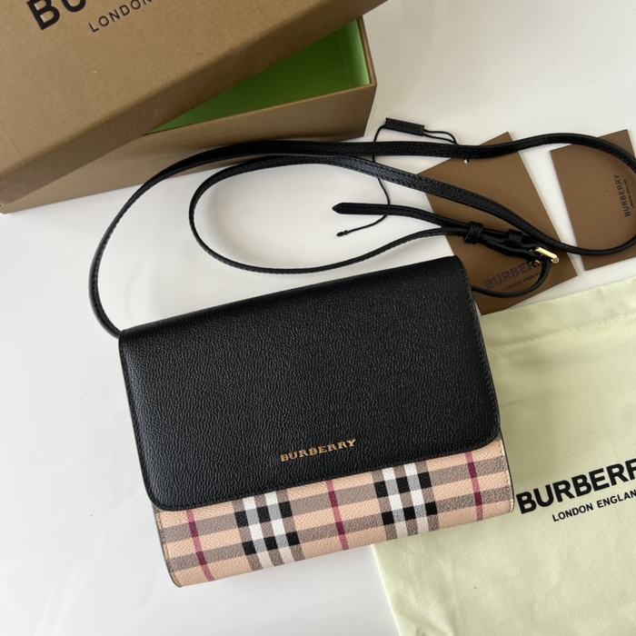 Burberry Tote with stylish traits Brown 01A