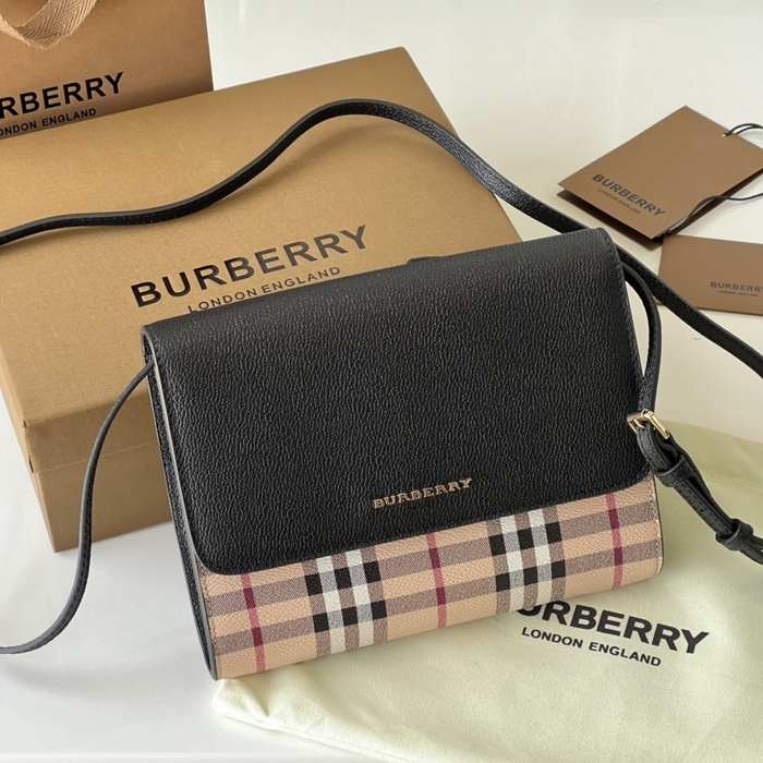 Burberry Tote with stylish traits Brown 01A
