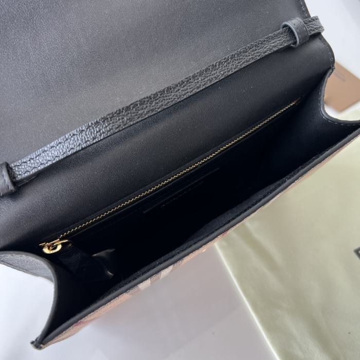 Burberry Tote with stylish traits Brown 01A