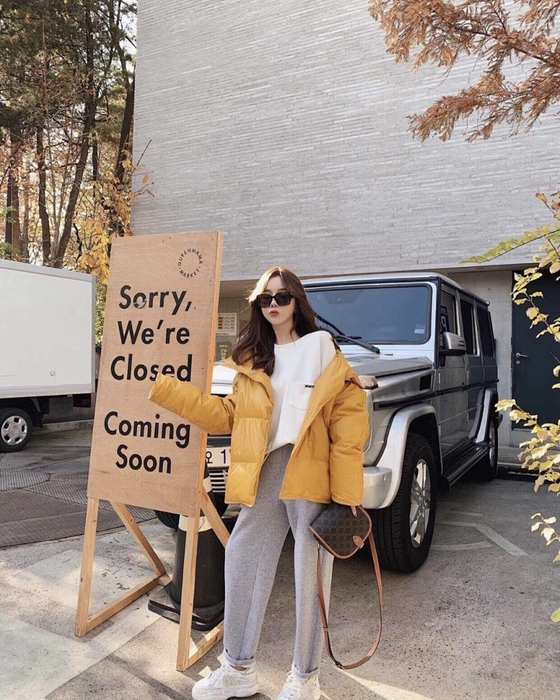 Celine Tote bag with stylish design Brown 01A 2