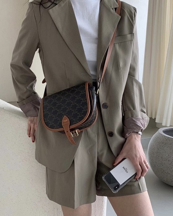 Celine Tote bag with stylish design Brown 01A 2