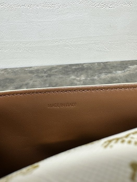 Celine Tote style 60 White 01A