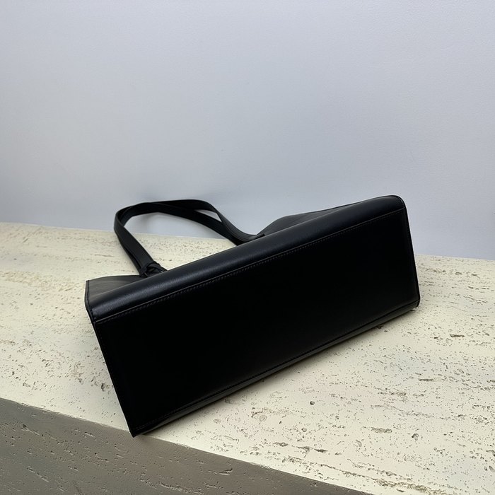 Celine Tote with minimalist design traits Black 01A