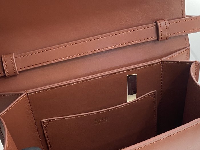 Chloe Tote bag with stylish features White 01A