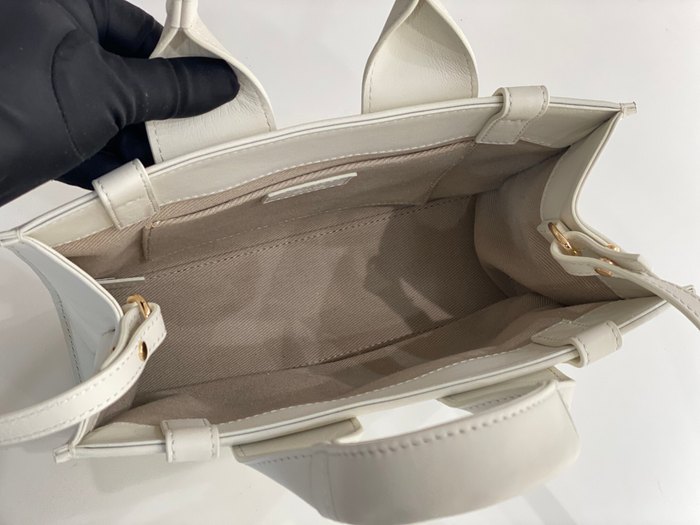 Chloe Tote with stylish features White 01A